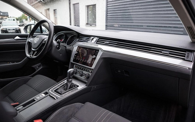 Volkswagen Passat cena 81900 przebieg: 191000, rok produkcji 2017 z Kowal małe 301